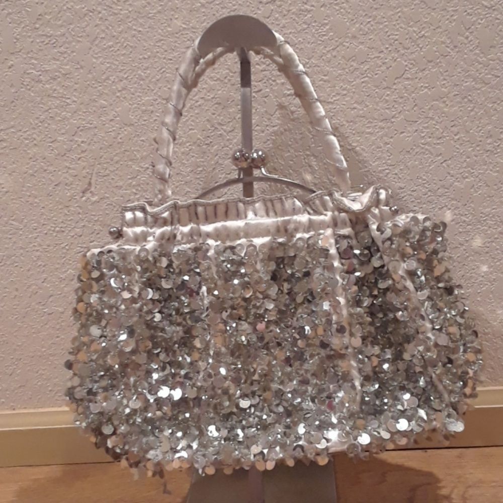 SEQUINED SILVER CLUTCH/PURSE